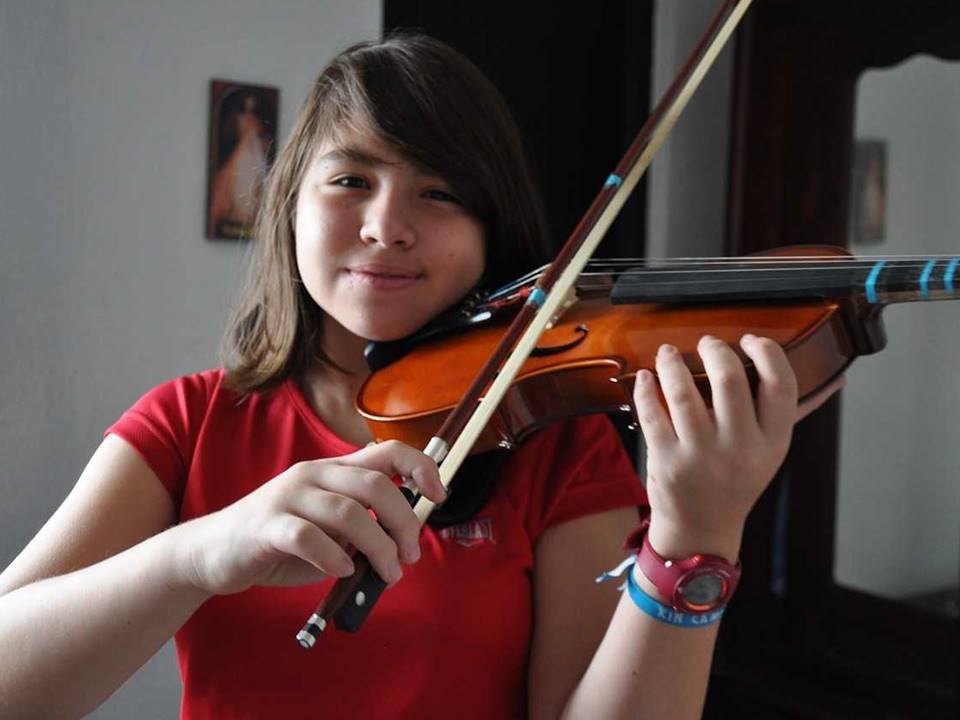Mädchen-Violine-geschnitten